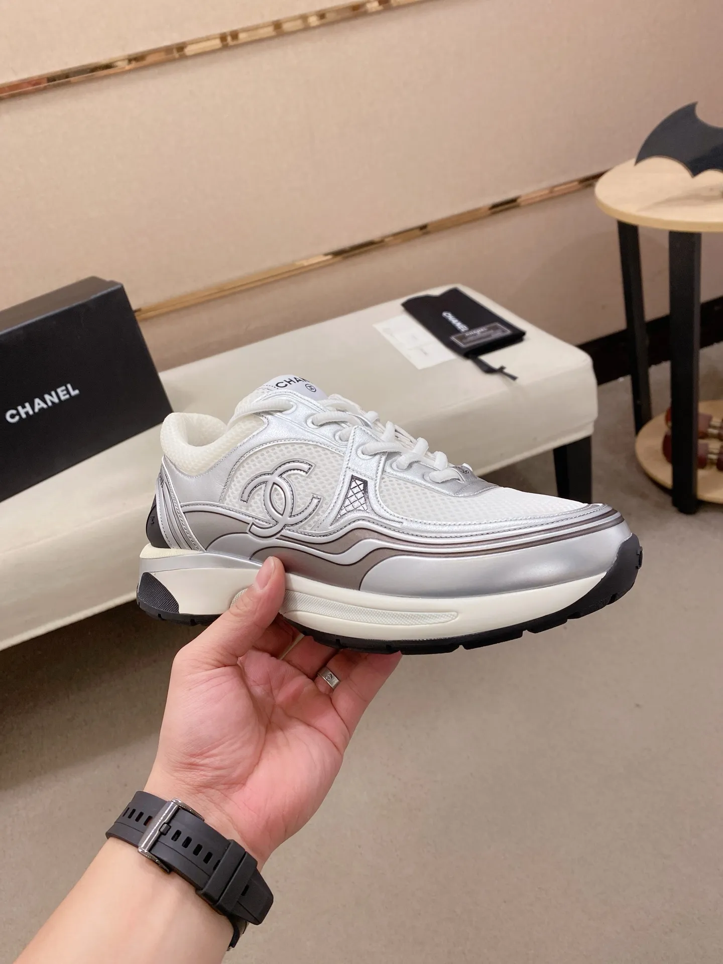Factory price: 620💰 Chanel Chanel - 2026 counter top casual sports shoes This classic design; the upper is electro-embroidered with a variety of techniques; the outsole is fashionable and sporty; the extraordinary inclusion of a variety of color matching elements... The diversified mix and match is very beautiful and versatile, casual, fashionable, sports and outdoor can be taken into account... ꫛꫀꪝ Go➫ Material: ❶Upper is made of: Original imported high-mercerized smooth cow suede + special anti-mesh fabric ❷Inner use: original imported breathable mesh ❸Outsole based on: original TPU combination outsole Full set of boutique packaging for women 35–41 men 38-45